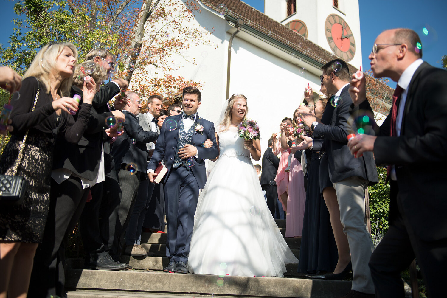 Hochzeitspaar verlässt Kirche